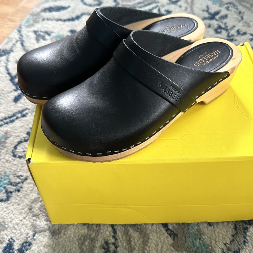 Black Swedish HASBEENS clogs. Size 38.